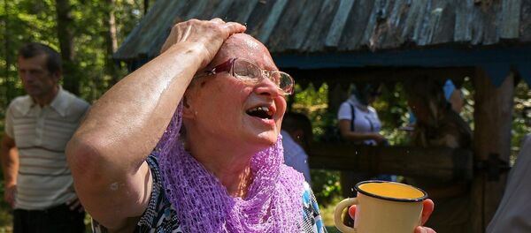 Женщина со святой водой - Sputnik Беларусь