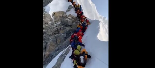 Гонка смерти: пробка из альпинистов на вершине Эвереста - Sputnik Беларусь
