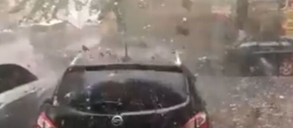 Автомобилистам не повезло: в Румынии выпал огромный град - Sputnik Беларусь