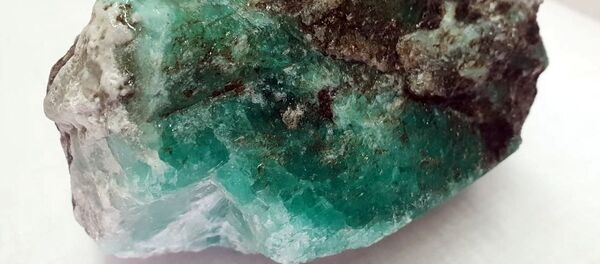 Крупнейший изумруд XXI века нашли на Урале Крупнейший изумруд XXI века нашли на Урале - Sputnik Беларусь