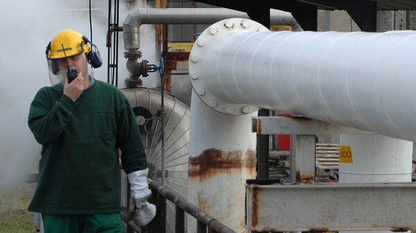 Инженер Венгерской нефтегазовой компании разговаривает по рации, проверяя нефтепровод Дружба - Sputnik Беларусь