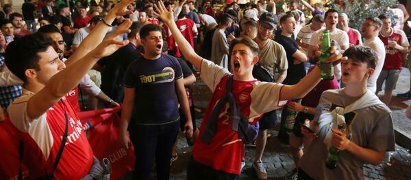 Болельщики Арсенала в Баку перед финалам Лиги Европы Болельщики Арсенала в Баку перед финалам Лиги Европы - Sputnik Беларусь