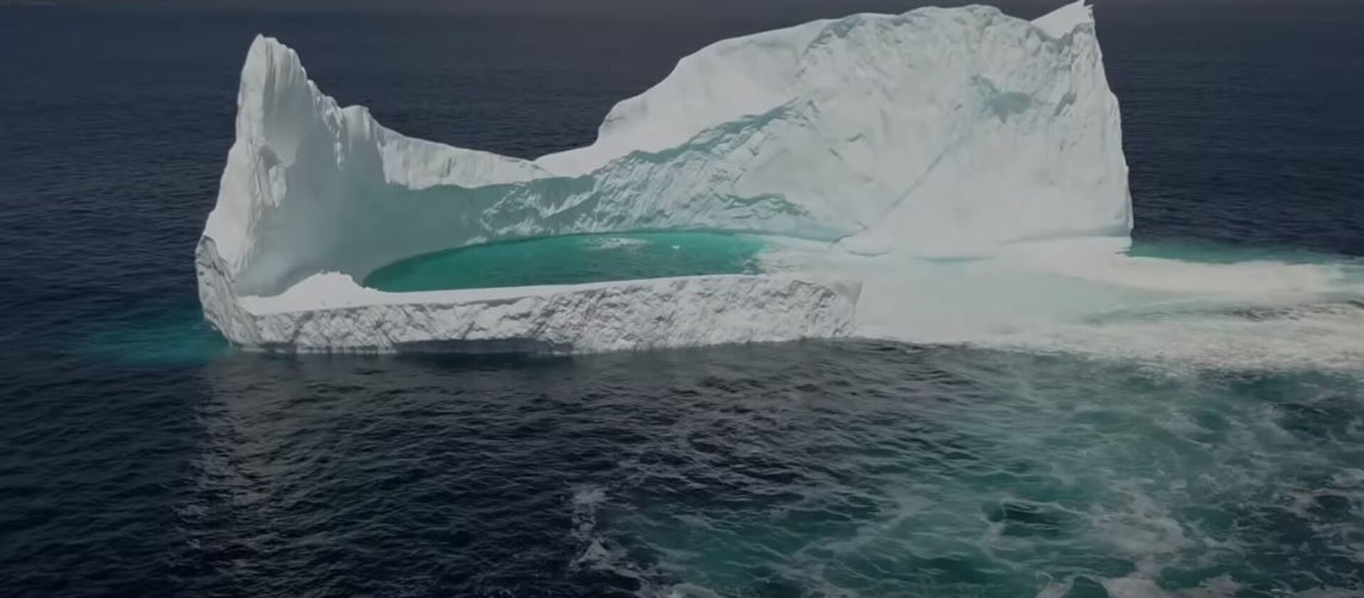 Необычный айсберг с бассейном замечен у берегов Канады - Sputnik Беларусь, 1920, 29.05.2019