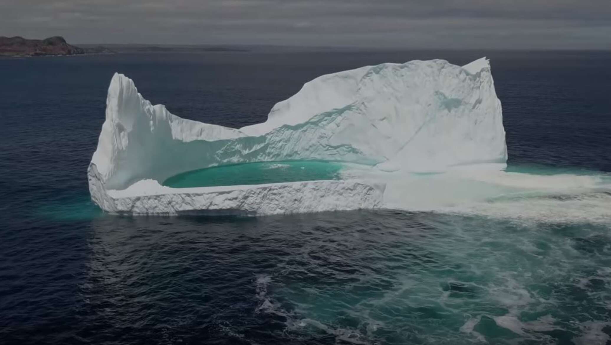 Глыба льда на воде. Айсберг у берегов Канады. Айсберги в Атлантическом океане. Аезберг Атлантический океан. Северная Атлантика Айсберг.