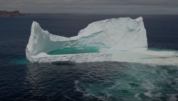 Необычный айсберг с бассейном замечен у берегов Канады - Sputnik Беларусь