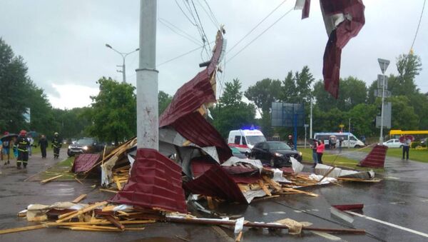 Сильнейший ветер повредил кровлю частного жилого дома на Партизанском проспекте - Sputnik Беларусь