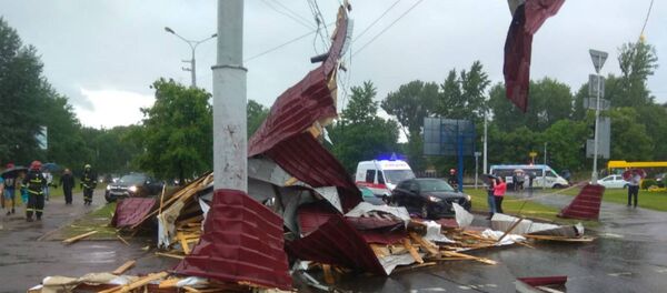 Сильнейший ветер повредил кровлю частного жилого дома на Партизанском проспекте - Sputnik Беларусь