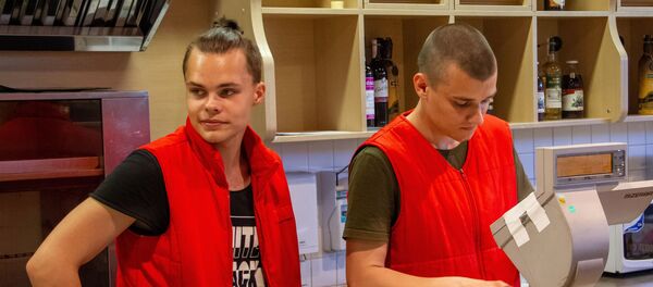 Выпускники торгового колледжа Кирилл Иванов и Дмитрий Серветник  - Sputnik Беларусь