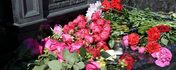 Цветы у памятника погибшие в давке на Немиге - Sputnik Беларусь