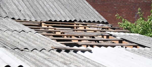 В частном доме ветер сорвал несколько листов шифера, архивное фото - Sputnik Беларусь