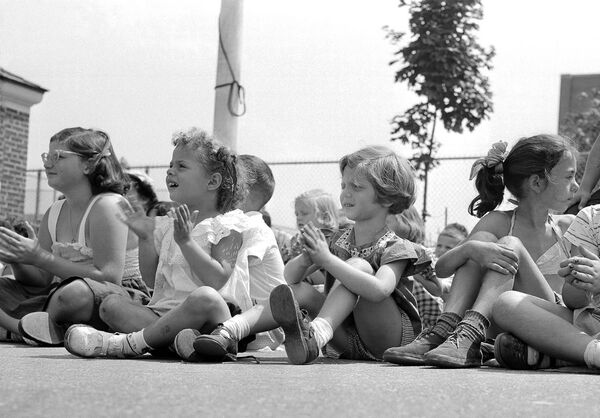 Дети смотрят кукольный спектакль прямо на улице Нью-Йорка, 12 июля 1952 года. - Sputnik Беларусь