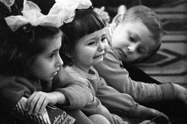 Юная зрительница плачет, увидев Бабу-Ягу во время новогоднего представления в Москве 1 января 1966 года. - Sputnik Беларусь
