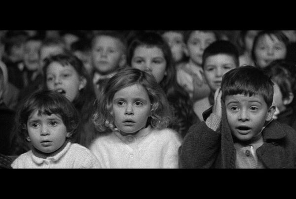Кадр из кинофильма режиссера новой волны Франсуа Трюффо 400 ударов. Это один из лучших эпизодов ленты, снятый в кукольном театре и показывающий лица детей, реагирующих на представление. - Sputnik Беларусь
