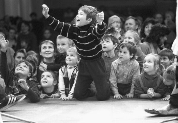 Дети во время спектакля Клоуны и кошки в Театре кошек Юрия Куклачева в Москве. 1 марта 1992-го. - Sputnik Беларусь