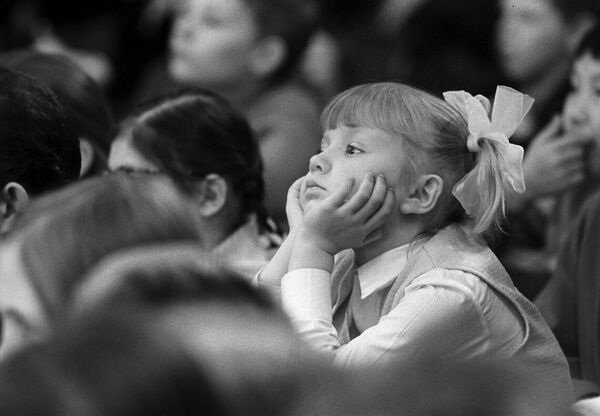 Юные зрители театра во время спектакля Московского детского музыкального театра 1 апреля 1974 года. - Sputnik Беларусь