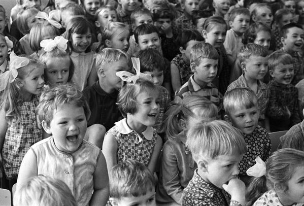 Воспитанники одного из детских садов Риги смотрят веселое представление. 18 июня 1970 года. - Sputnik Беларусь