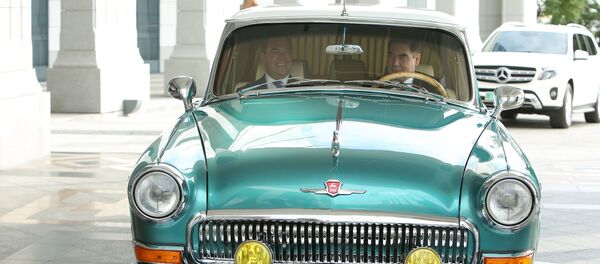 Бердымухамедов покатал Медведева на 21-й Волге - Sputnik Беларусь