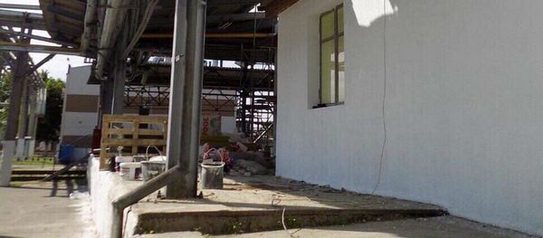 Рабочий упал с высоты на бетон во время ремонта цеха в Березе - Sputnik Беларусь