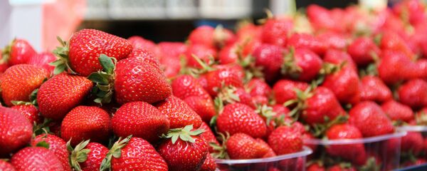 Клубника на рынке Клубника на рынке - Sputnik Беларусь