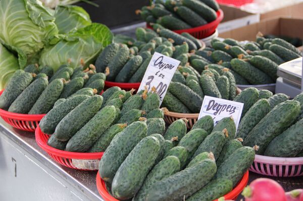 Клубника по 5 рублей, черешня – по 15: за чем идти на Комаровку в выходные - Sputnik Беларусь