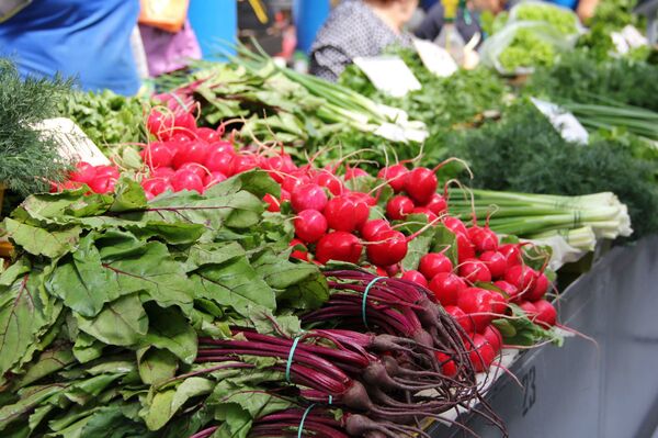 Клубника по 5 рублей, черешня – по 15: за чем идти на Комаровку в выходные - Sputnik Беларусь