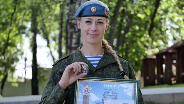 Впервые нагрудный знак Доблесть и мастерство получила девушка-военнослужащая Наталья Онищук - Sputnik Беларусь