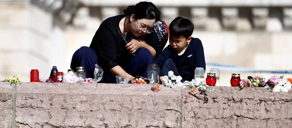 Свечи и цветы на мести трагедии в Будапеште - Sputnik Беларусь