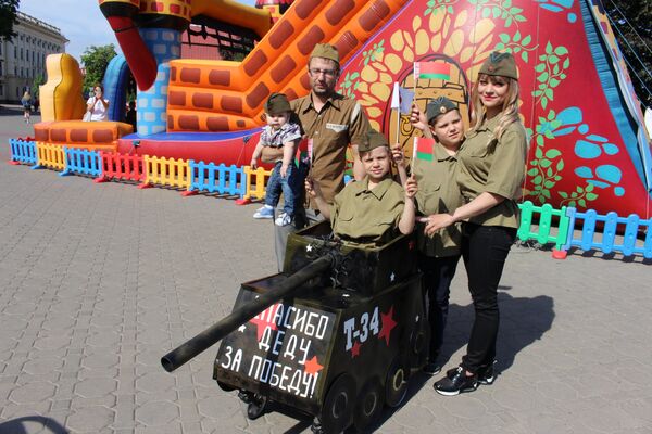 Как превратить детскую коляску в танк, показала одна из гродненских семей. - Sputnik Беларусь
