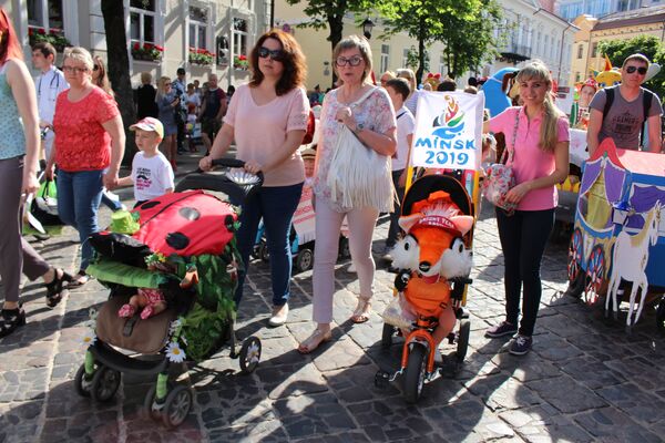 На парад приехал даже лисенок Лесик, который напоминал о приближающихся II Европейских играх. - Sputnik Беларусь