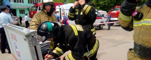 Сотрудники МЧС у проходной завода Кристалл в Дзержинске - Sputnik Беларусь