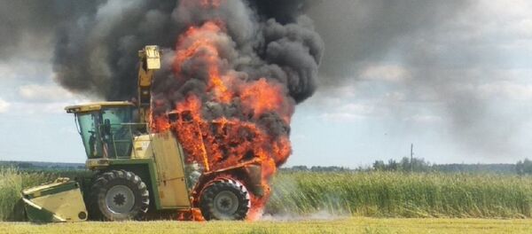 Комбайн сгорел прямо в поле в Рогачевском районе - Sputnik Беларусь