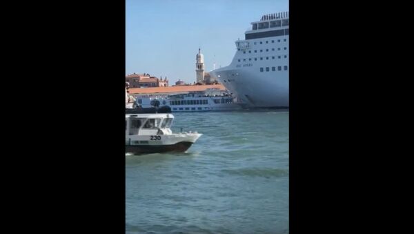 Круизный лайнер врезался в туристический теплоход в Венеции - Sputnik Беларусь
