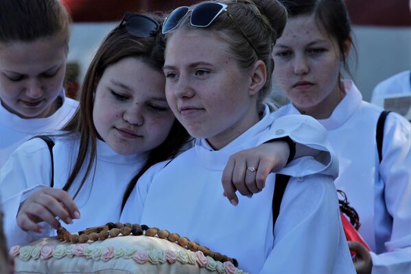 Католические дети всегда принимают участие в процессиях. Девочки во время шествия несут особые католические четки – ружанец.  - Sputnik Беларусь