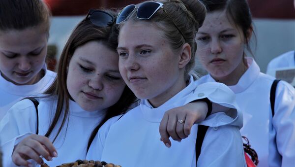 Католические дети всегда принимают участие в процессиях. Девочки во время шествия несут особые католические четки – ружанец.  - Sputnik Беларусь