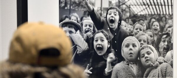 Фотография Дети на кукольном спектакле в садах Тюильри, Париж, 1963 Альфреда Эйзенштадта во время выставки Life. I grandi fotografi в Риме Фотография Дети на кукольном спектакле в садах Тюильри, Париж, 1963 Альфреда Эйзенштадта во время выставки Life. I grandi fotografi в Риме - Sputnik Беларусь