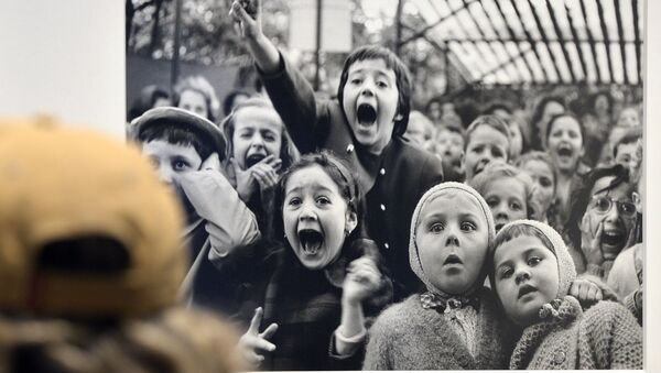 Фотография Дети на кукольном спектакле в садах Тюильри, Париж, 1963 Альфреда Эйзенштадта во время выставки Life. I grandi fotografi в Риме - Sputnik Беларусь