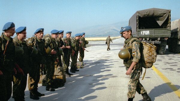Российские миротворцы во время построения по прибытии на аэродром Слатина в Косово - Sputnik Беларусь