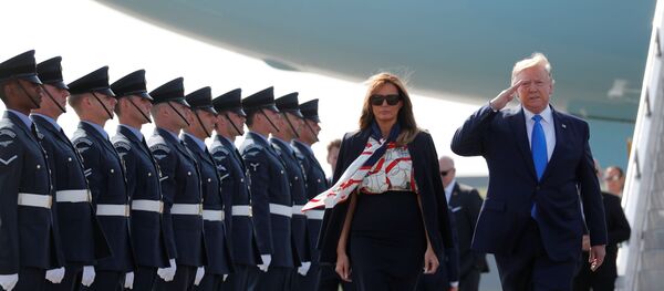 Борт номер один с президентом США Дональдом Трампом и его супругой Меланьей приземлился в лондонском аэропорту Станстед - Sputnik Беларусь