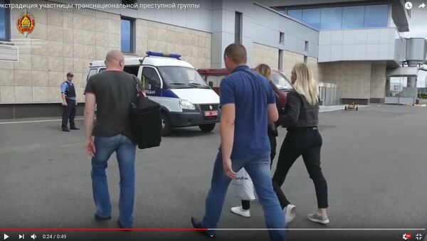 МВД показало видео экстрадиции в Беларусь молдаванки-киберпреступницы - Sputnik Беларусь