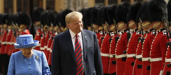 Президент Трамп нарушил протокол, случайно оттеснив королеву во время смотра гвардейцев - Sputnik Беларусь