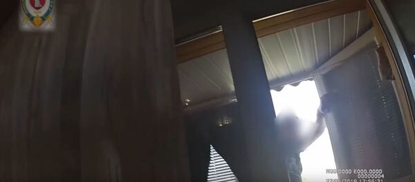 Милиция спасла в Жодино мужчину, пытавшегося выпрыгнуть из окна - Sputnik Беларусь