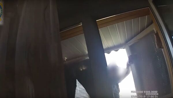 Милиция спасла в Жодино мужчину, пытавшегося выпрыгнуть из окна - Sputnik Беларусь