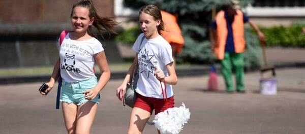 Участницы праздничного концерта Пламя мира в Гомеле спешат на репетицию - Sputnik Беларусь