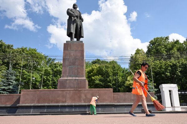 Пушистые петунии и чистые улицы: Гомель встречает Пламя мира - Sputnik Беларусь