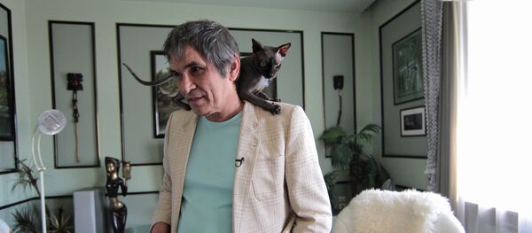 Бари Алибасов в своей квартире - Sputnik Беларусь