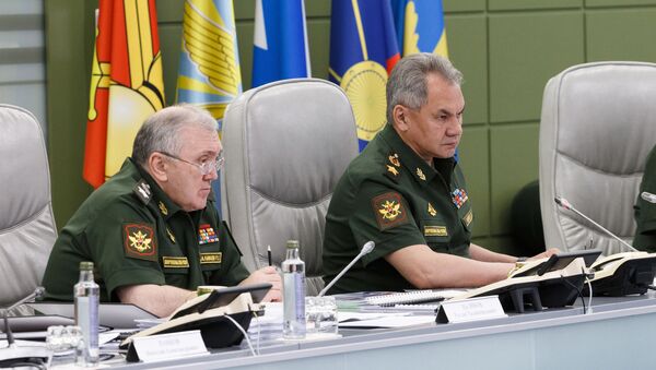 Министр обороны РФ Сергей Шойгу (справа)  - Sputnik Беларусь