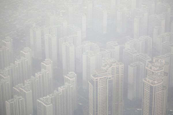 Жилые комплексы покрыты мелкой пылью в Сеуле, Южная Корея - Sputnik Беларусь