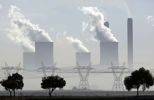 Дым из труб на электростанции Летхабо, работающей на угле, в Феринихинге, Южная Африка - Sputnik Беларусь
