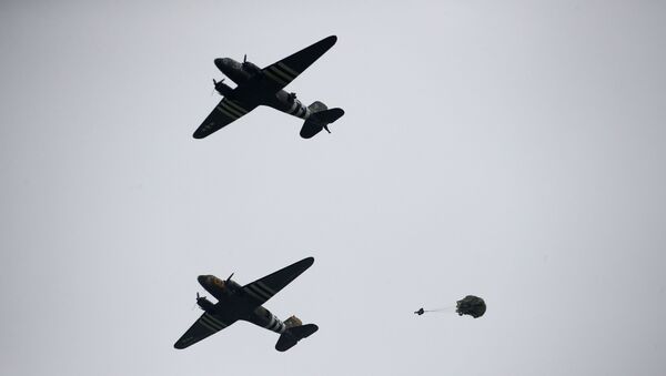 Американские десантники прыгают со старинных самолетов C-47 «Дакота» над Карантаном на побережье Нормандии в преддверии 75-й годовщины высадки союзников - Sputnik Беларусь