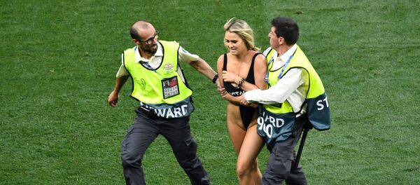 Американская модель Кинси Волански выбежала на поле во время финала ЛЧ - Sputnik Беларусь